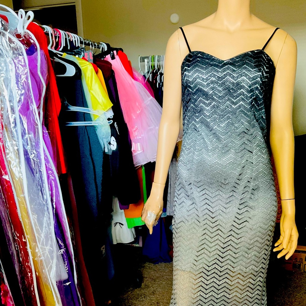 Prom Dress (US Size 12/Large)
Bust 37 - 38, Waist 29-31,Hip 40-41